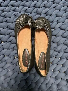 CL by Chinese Laundry Black Metallic Bow Ballet Flats